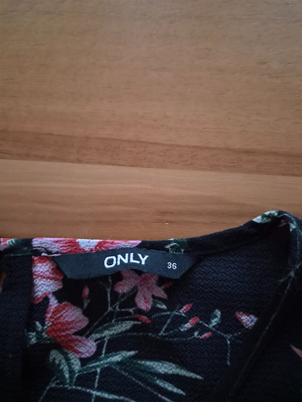 Only Lotti di vestiti: Set / Jacke und Top mit Blumenmuster, Grösse 36 – Usato da Ibach venduto da urs_sl5h 6