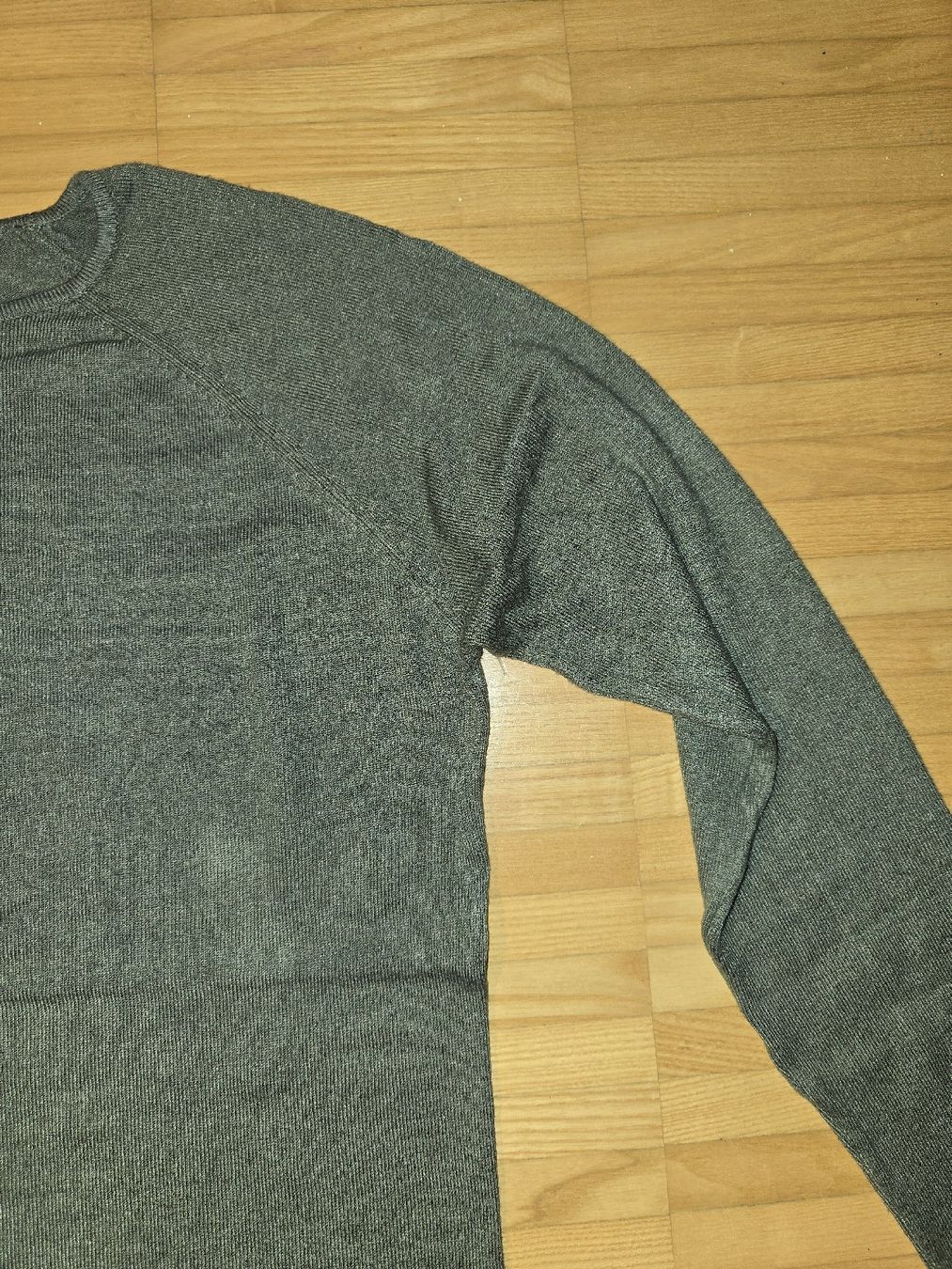 Maglioni & Felpe: Hellolivgrüner Strickpullover, Langarm, Grösse S – Usato da St. Gallen venduto da A.W.128 1