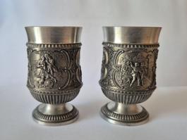 2 Stück hochwertige SKS Relief-Zinnbecher, 95% Rein-Zinn