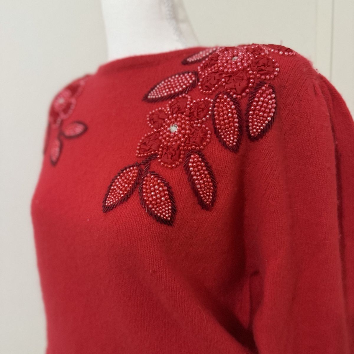 Pulls & Sweat-shirts: Pull rouge à perles brodées fleurs  – D'occasion à Les Acacias par simonet20 1