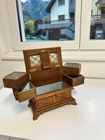 Schmuckkasten mit Spieluhr, liebevoll und dekorativ.