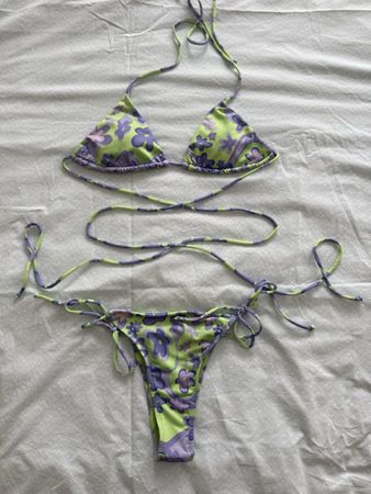 Bershka Bikini mit Blumenmuster in Grün und Lila, Grösse S