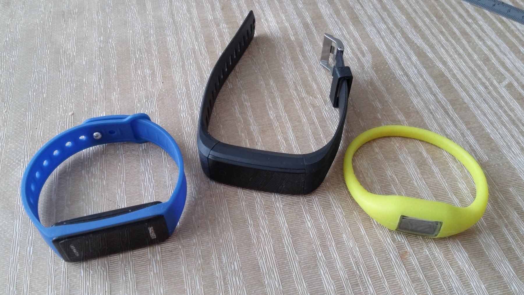 Smartwatch: Lot 3  Fitnesstracker Smartwatch – Defekt aus Zürich von sendbad
