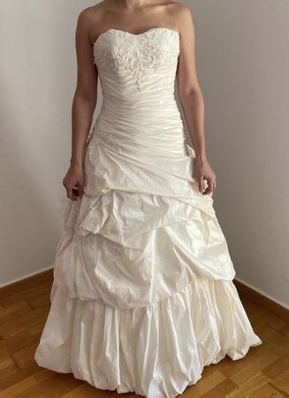 Elegantes Hochzeitskleid mit Schleppe