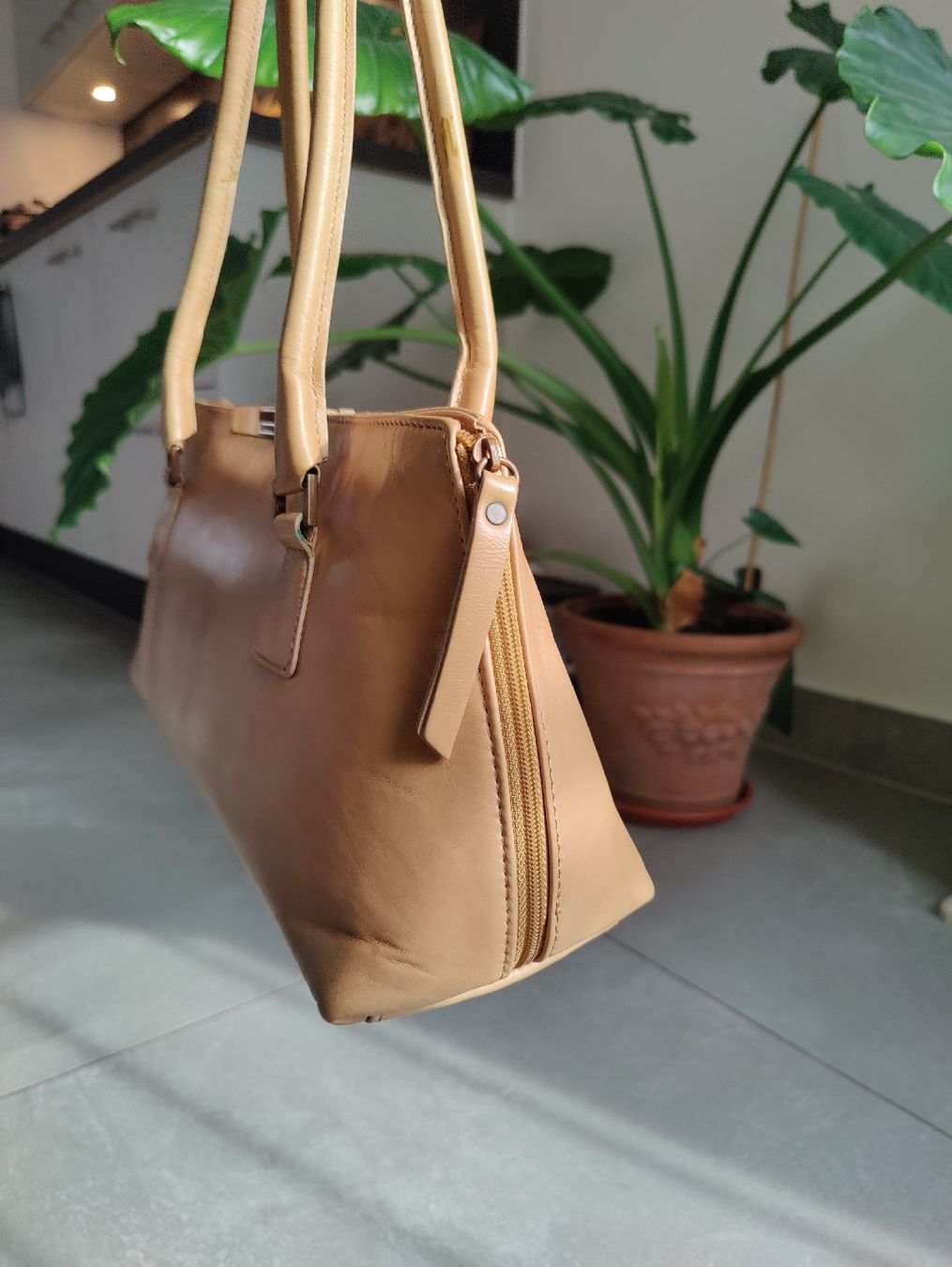 Taschen für Damen: Vintage Tan Leather Structured Shoulder Bag – Gebraucht aus La Tour-de-Peilz von dAutrefois 2
