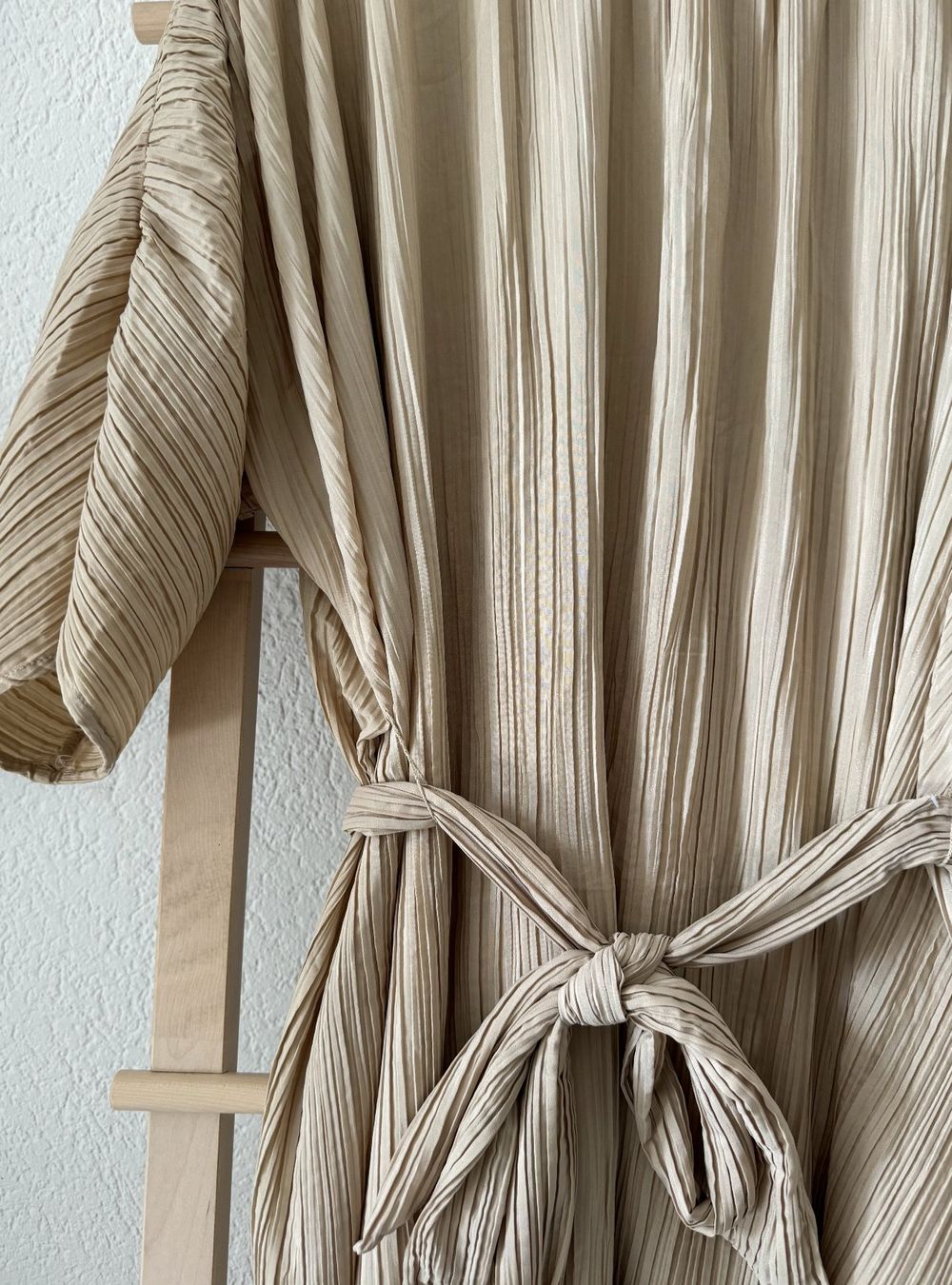 H&M Vestiti: beige plisee Kleid H&M – Usato da Zürich venduto da joalew 1