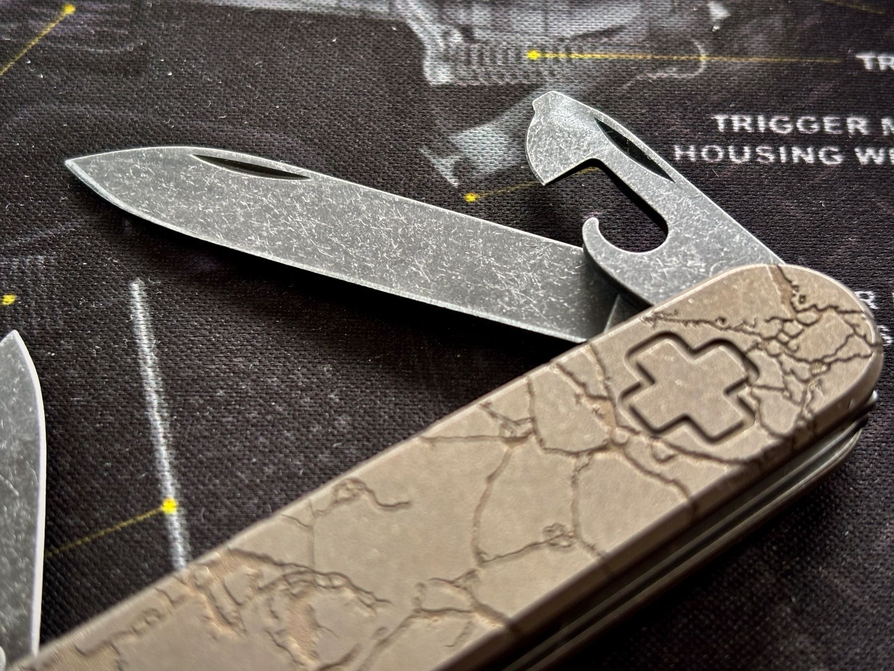 Victorinox Coltelli tascabile: Victorinox Spartan, DC-Titan Broken Floor, Stonewashed – Nuovo (secondo la descrizione) da Frauenkappelen venduto da Doc_Snyder 1