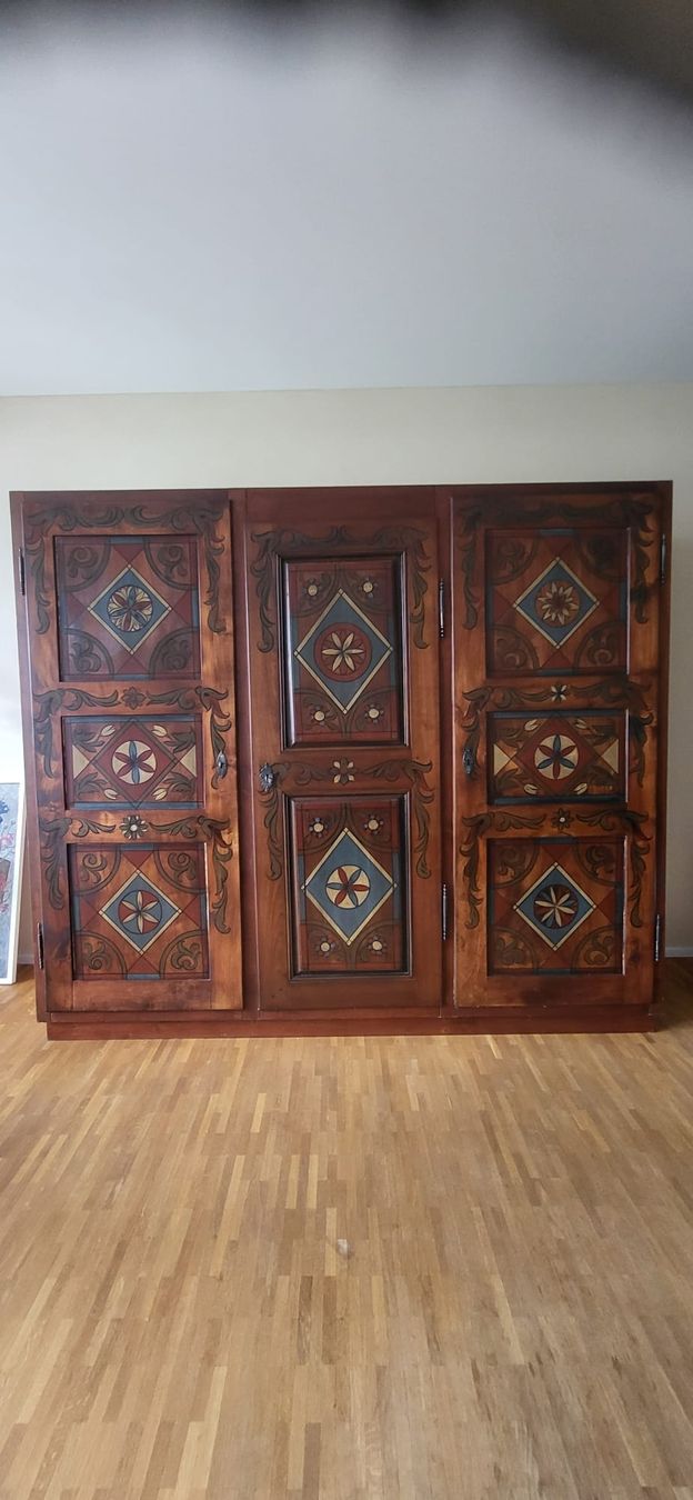 Armadi: Wunderschöner Bauernschrank bemalt Atelier Rogenmoser – Usato da Röschenz venduto da Bravo1234