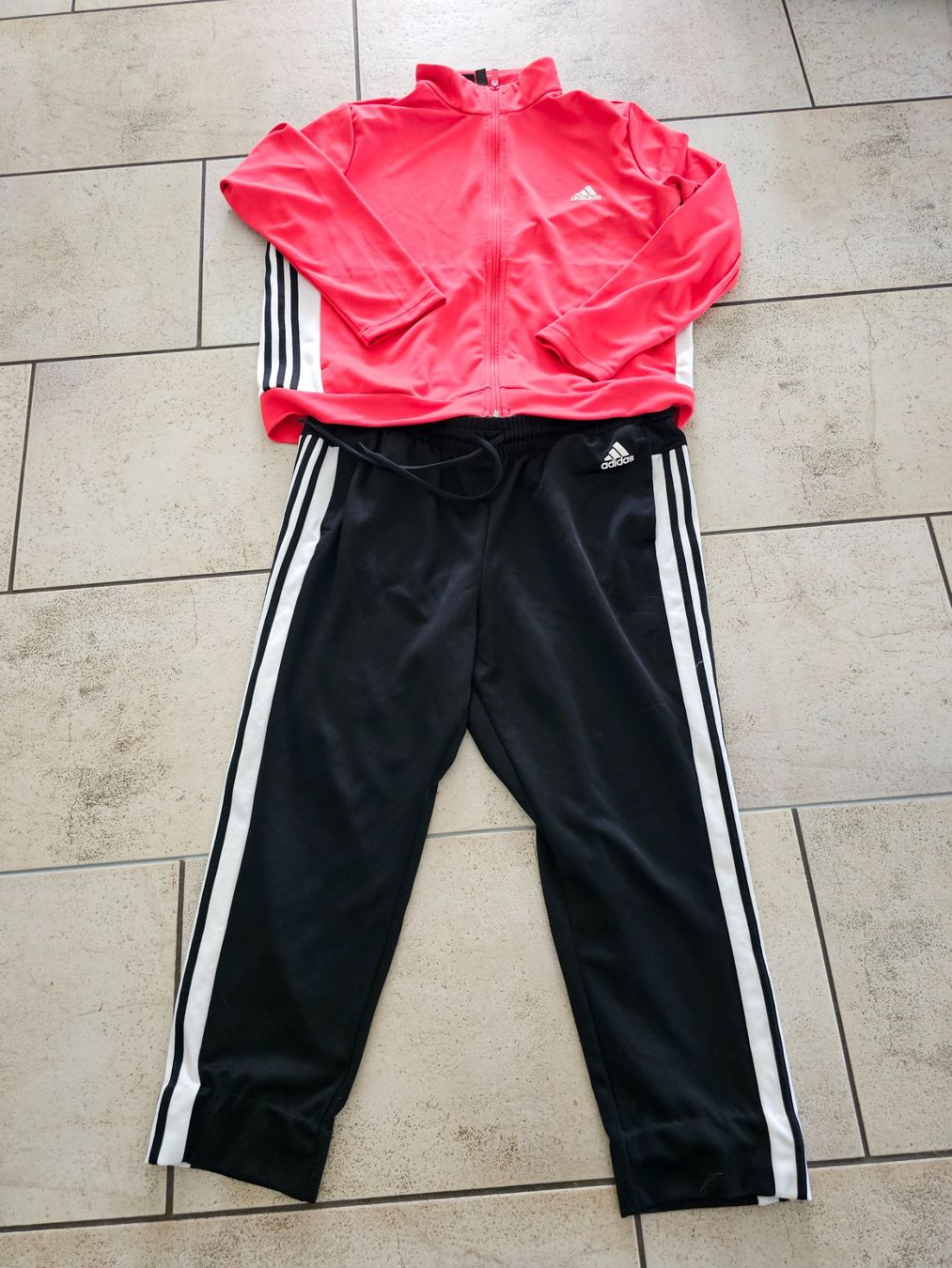 Adidas Lotti di vestiti: Adidas Trainingsanzug Damen – Usato da Boningen venduto da bimbo64
