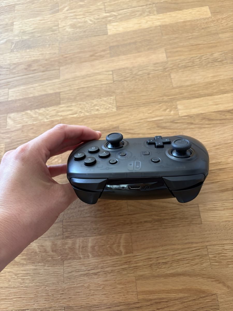 Nintendo Controller: Original Nintendo Switch Pro Controller – Neu (gemäss Beschreibung) aus Thun von _Cathy 2