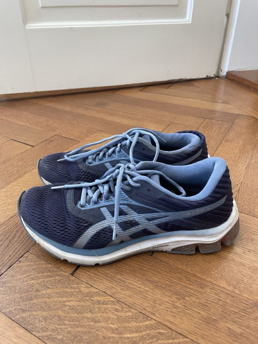 Scarpe da donna: ASICS Laufschuhe dunkelblau getragen – Usato da Winterthur venduto da leo_jgb5