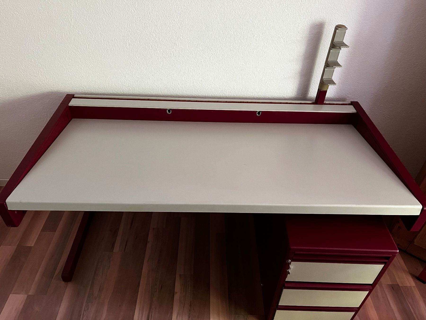 Scrivanie: Büroschreibtisch mit Schubladenstock – Usato da Melchnau venduto da Gloeisi 1