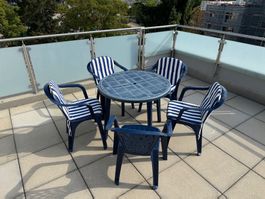 Gartentisch mit fünf stapelbaren Stühlen (blau, gebraucht)