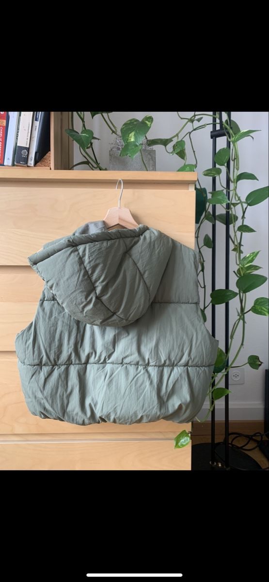Gilet & Giacche senza maniche: Hooded Puffer Vest – Usato da Zürich venduto da chi_7k5b 1
