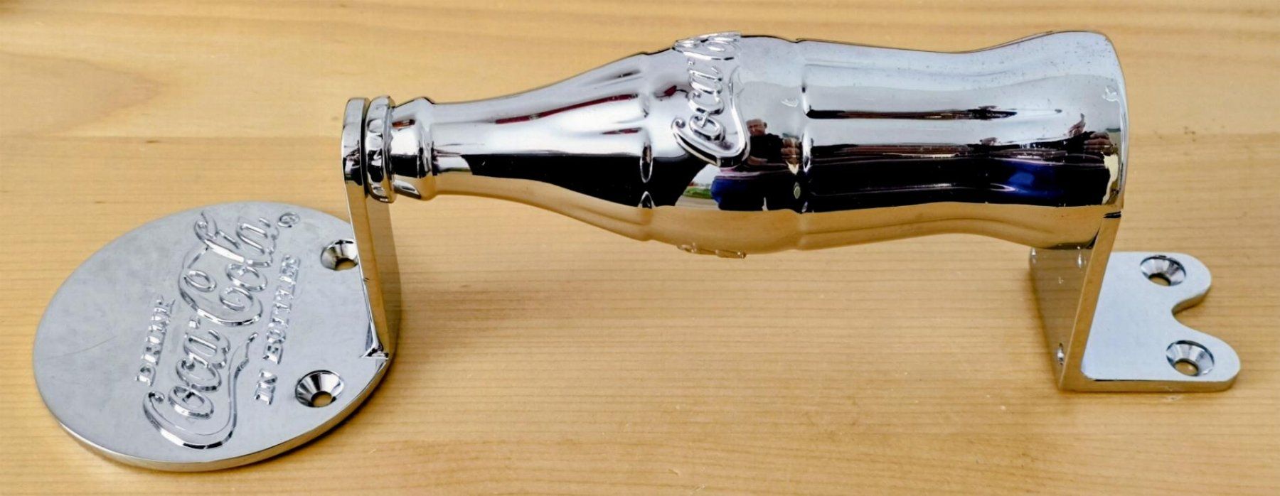 Apribottiglie & Tappi per chiusura: EXKLUSIVER Coca-Cola Wandflaschen-Öffner – Nuovo e nell'imballaggio originale da Pfäffikon ZH venduto da Colacity 1