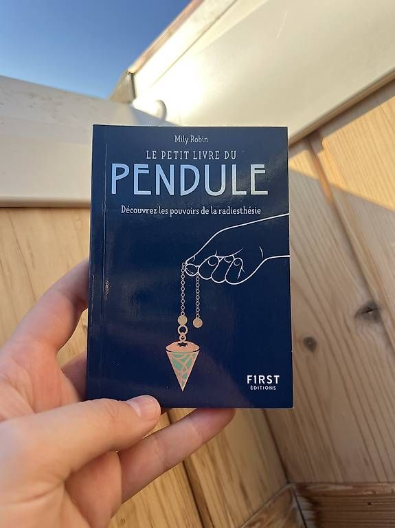 Libri: Le petit livre du pendule - Mily Robin – Usato da Bossonnens venduto da noemie_01