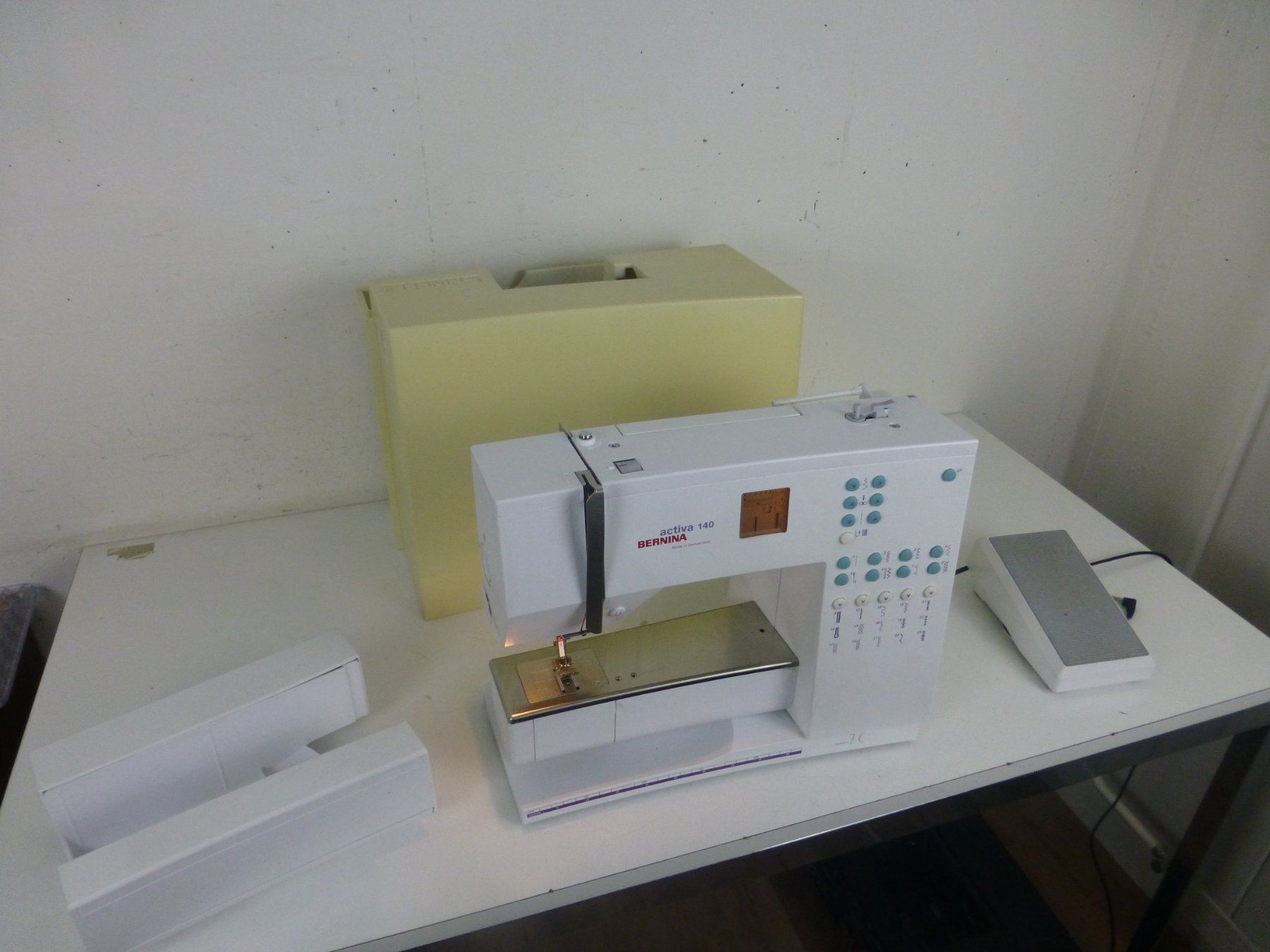 Bernina Macchine da cucire: BERNINA Activa 140 mit Original Koffer – Usato da Fahrweid venduto da ekv 4