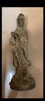 Statua antica in bronzo con base, figura femminile