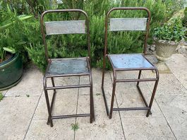 2 antike Stühle aus Metall