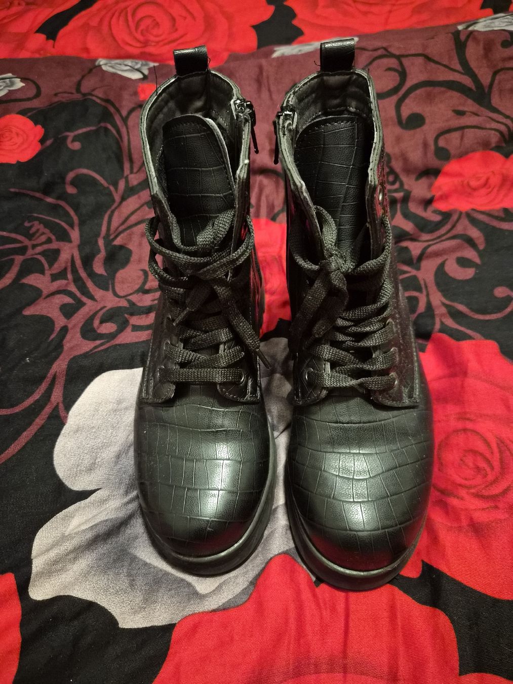 Scarpe da donna: Schwarze Winterboots im Kroko-Look, Grösse 36 – Usato da Dietikon venduto da Eleda 3
