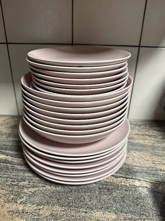 Teller: 24 tlg. Teller Rosa von Ikea – Gebraucht aus Unterengstringen von _Janina_