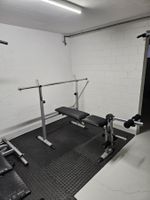 Verstellbare Hantelbank mit Beintrainer und Hantelstange