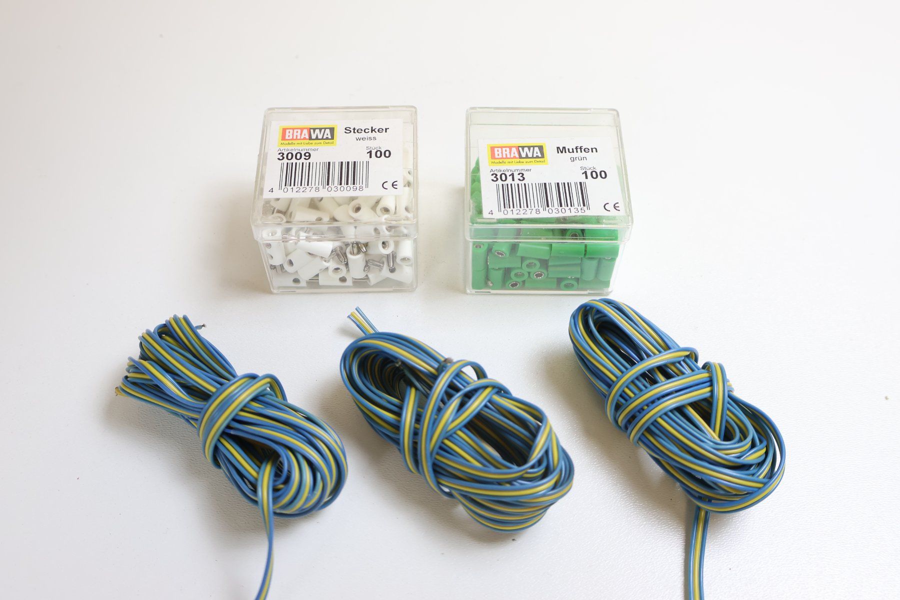 Märklin Modellini di ferrovie: Modellbahn Stecker & Muffen & Kabel - ca. 150-200 Stück – Usato da Winterthur venduto da Monstera 5