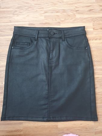 Schwarze Kunstlederrock von ONLY Grösse 38
