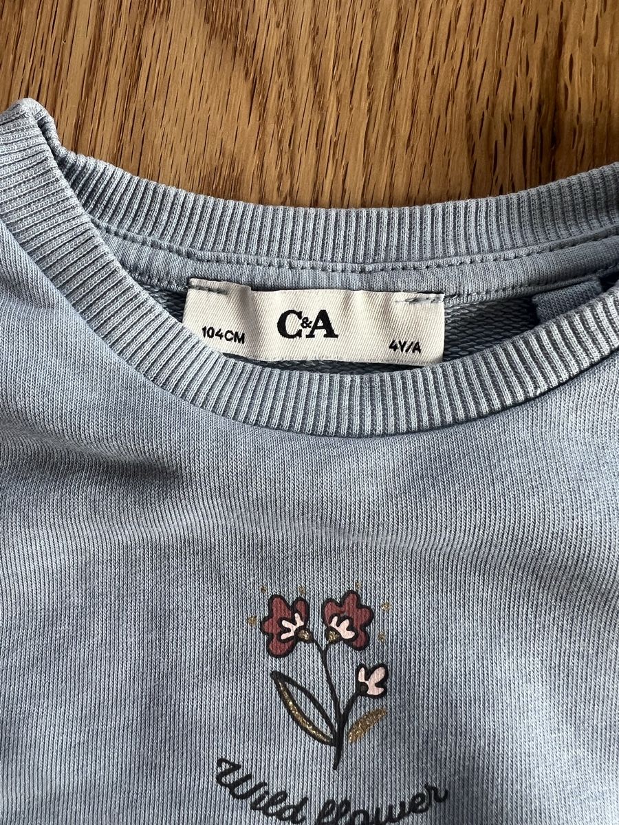 C&A Pulls et sweat-shirts: Pullover Grösse 104  – D'occasion à Breitenbach par Saskia.Betschart 1
