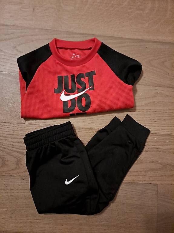 Lotti & Set di vestiti: Trainer Nike 86/92 – Usato da Neftenbach venduto da Ctruempi 1