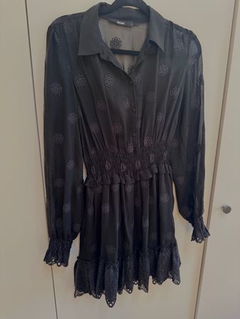 Bik Bok Kleid Gr. S Schwarz mit Lochstickerei Spitze Rüschen