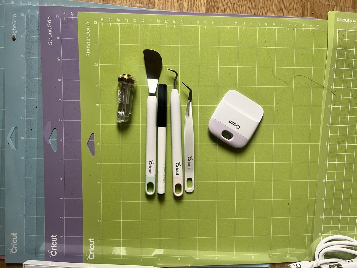 Cricut Drucker: Cricut Maker Schneideplotter + Zubehör Set – Neu (gemäss Beschreibung) aus St. Gallen von Zirta_17 1