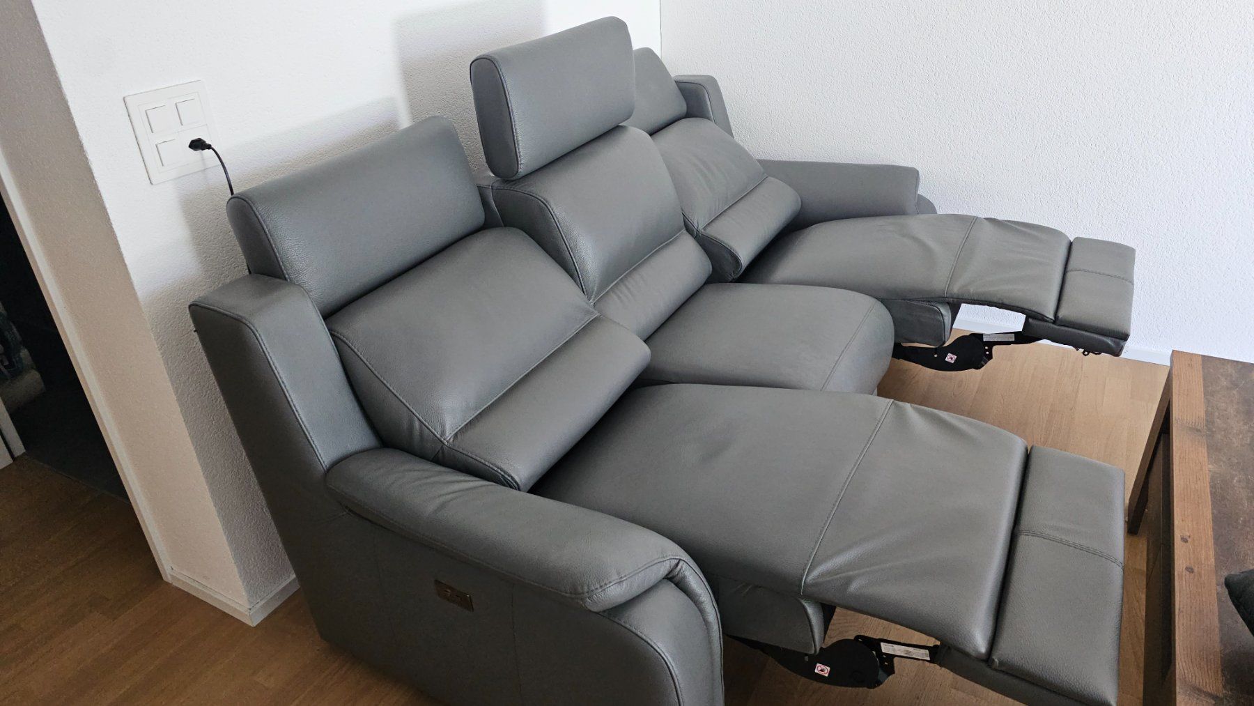 Poltrona Frau Divani: Poltronesofa, Graues Leder Relax Sofa, Top Zustand! – Usato da Oberdiessbach venduto da Gobeli.ch 1