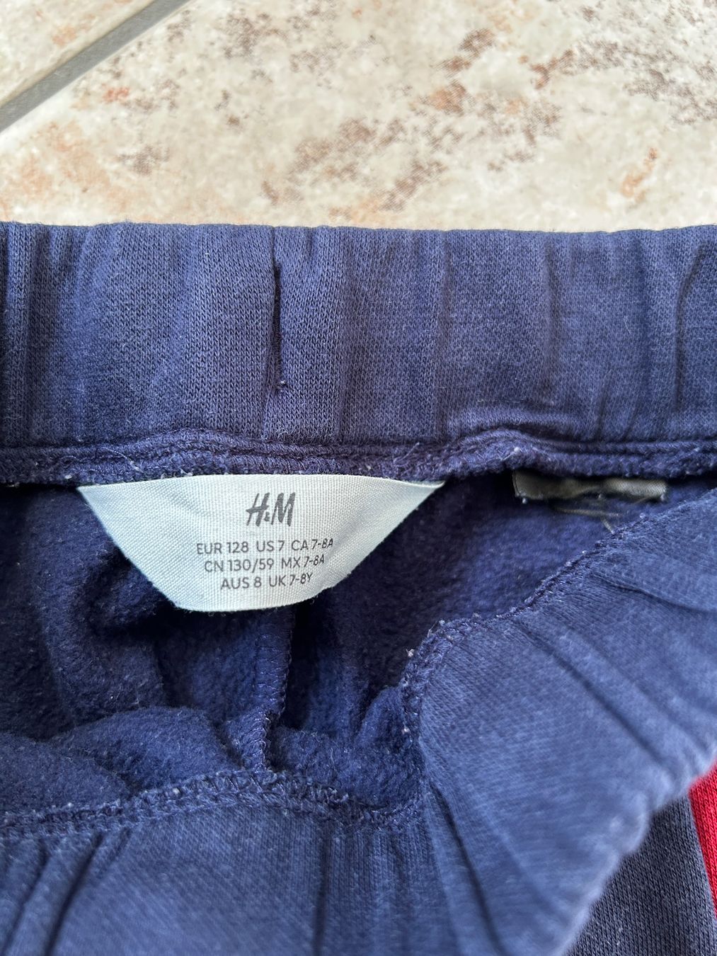 H&M Pantalons: Trainerhose 2 Stück, Grösse 128 – D'occasion à Reichenburg par nanuk015 1