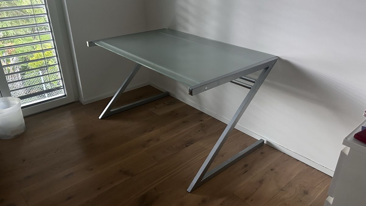 Scrivanie: Grosser Schreibtisch mit Glasplatte – Usato da Langnau am Albis venduto da ann_ps6b