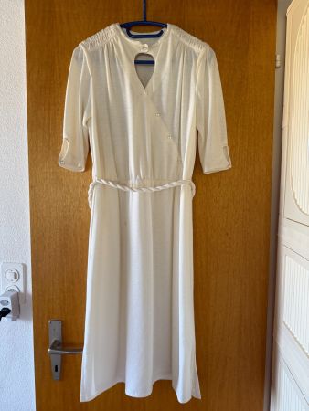 Kleid mit Perlen Crème Grösse M Wickeloptik mit Gürtel
