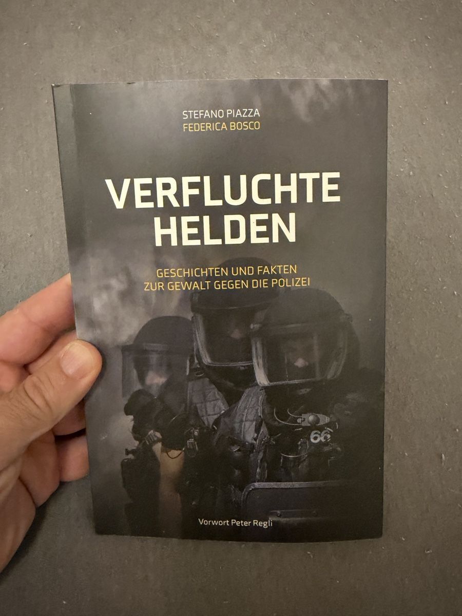 Bücher: Buch „Verfluchte Helden“ – Gebraucht aus Wittenbach von golsa