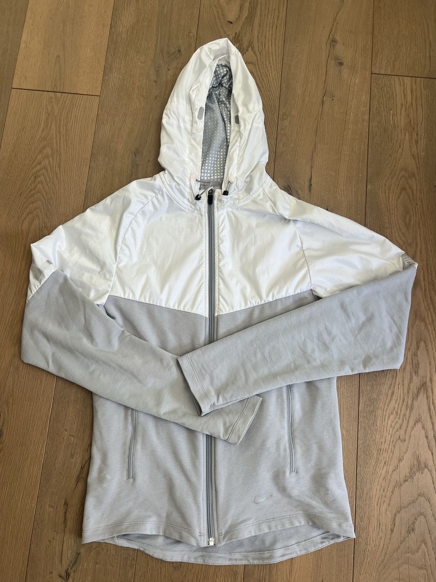 Nike Giacche: Nike Laufjacke Grösse S – Usato da Olten venduto da isabelschmid