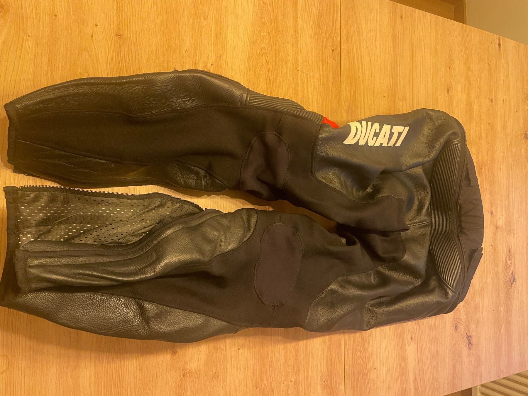 Dainese Anzüge: Ducati Lederkombi Powered by Dainese – Gebraucht aus Emmen von Doni32 2