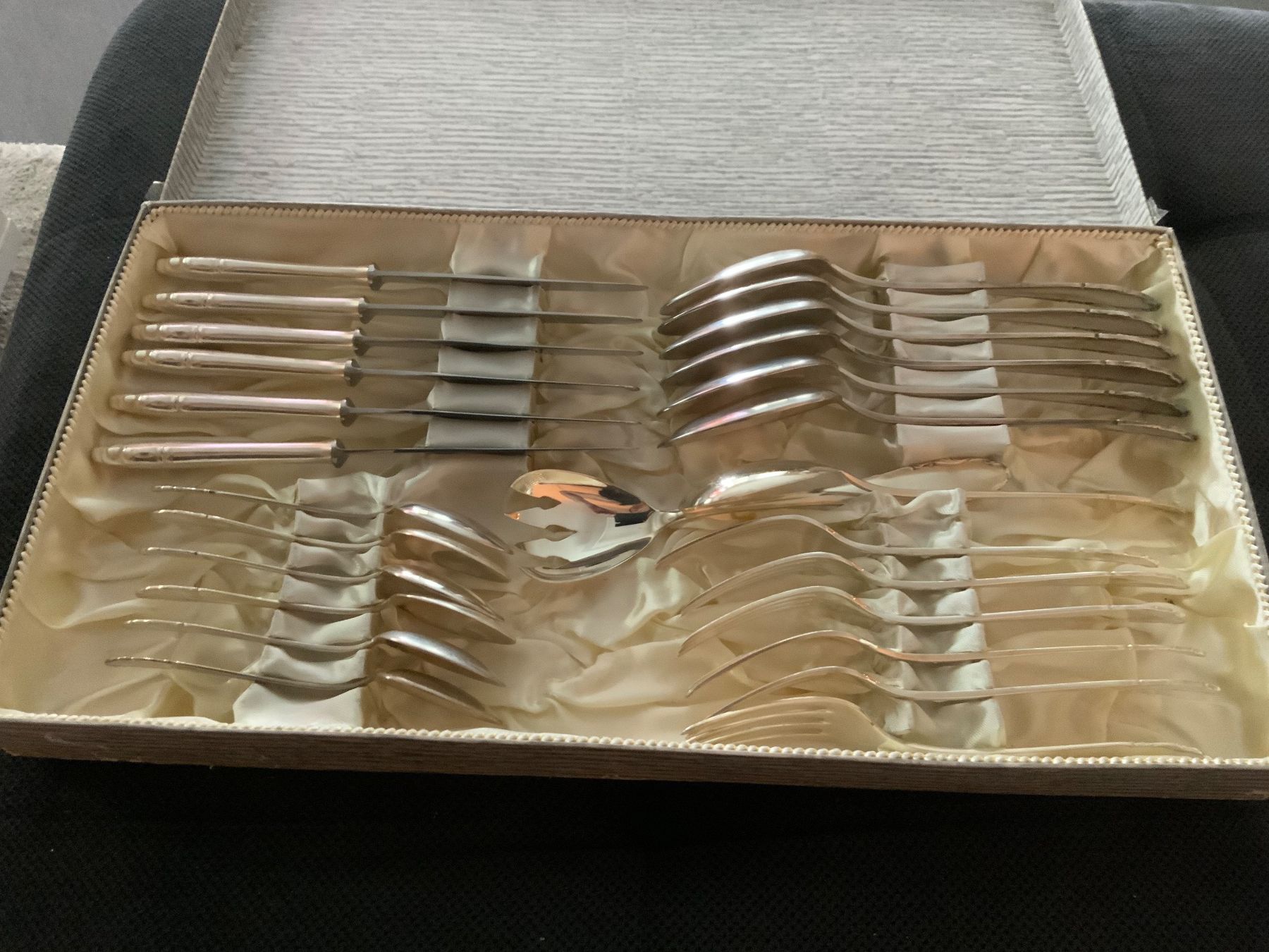 Set di posate: 24 teilige Silberbesteck mit 1 Schöpfbesteck – Nuovo (secondo la descrizione) da Schübelbach venduto da S1CH