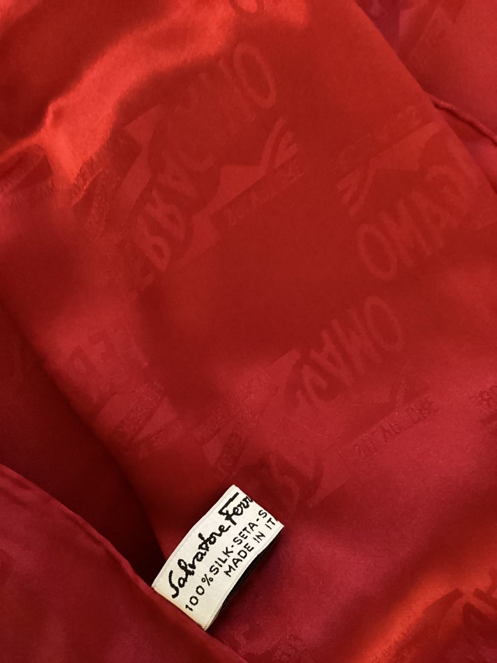 Salvatore Ferragamo Foulard & Sciarpe: Ferragamo Silk Scarf ROT – Nuovo (secondo la descrizione) da Pfäffikon ZH venduto da JingTunic 1