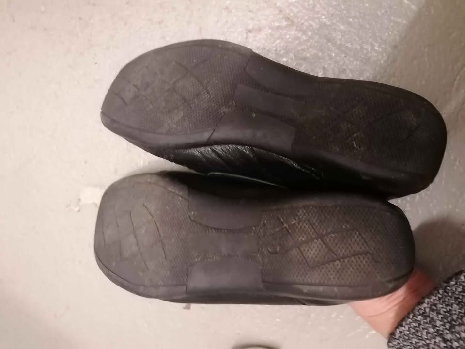 Scarpe da donna: Schwarze Schuhe Gr. 39 – Usato da Nänikon venduto da Manta87 1