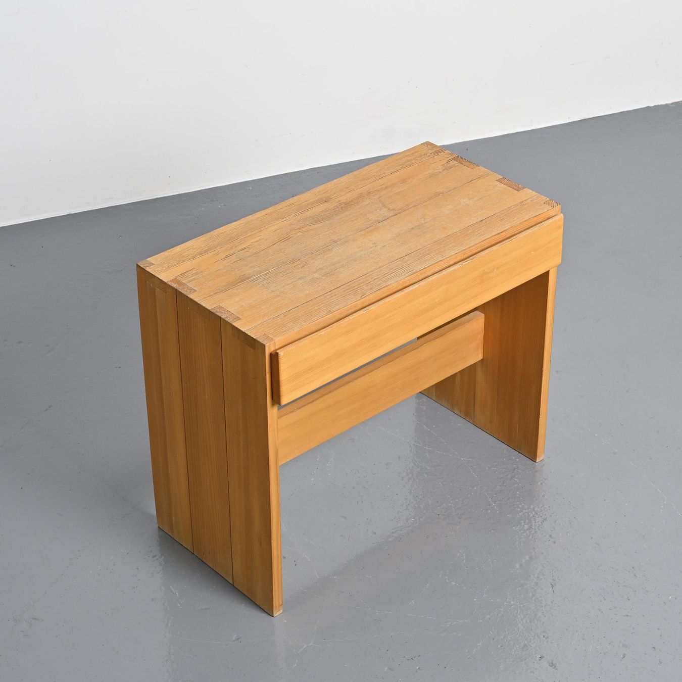 Scrivanie: Bureau en orme massif par Maison Regain, année 70 – Usato da VILLEURBANNE venduto da PATEREDELAGANDOUZE 6