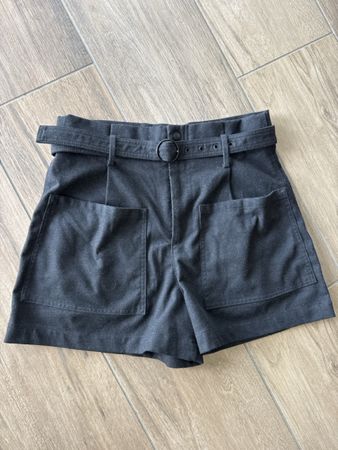 Damen Shorts grau mit Gürtel und Taschen guter Zustand