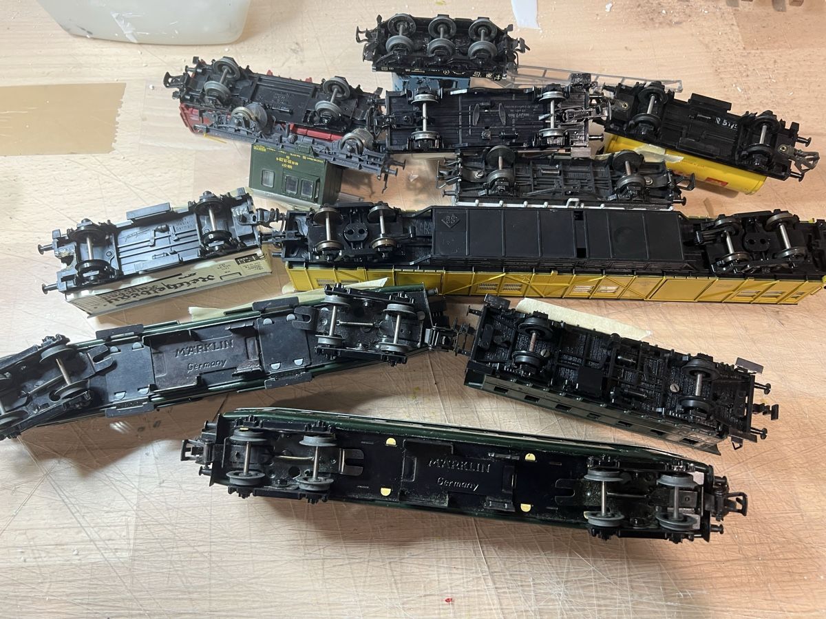 Modellini di ferrovie: Div Personen- und Güterwagen  – Usato da Dübendorf venduto da Troggy 3