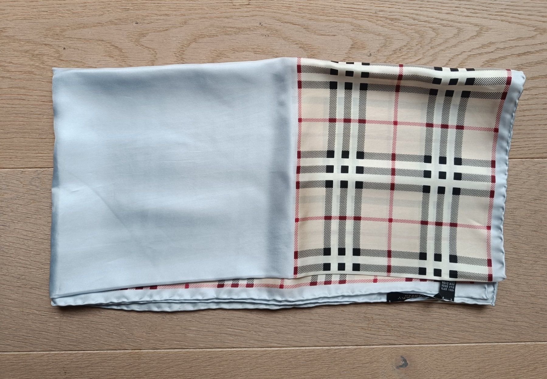 Burberry Foulard & Sciarpe: Foulard Burberry – Usato da Prangins venduto da sid_h2n6