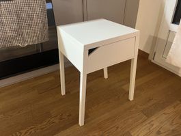 Weisses Nachttischli mit Schublade - Top Zustand!