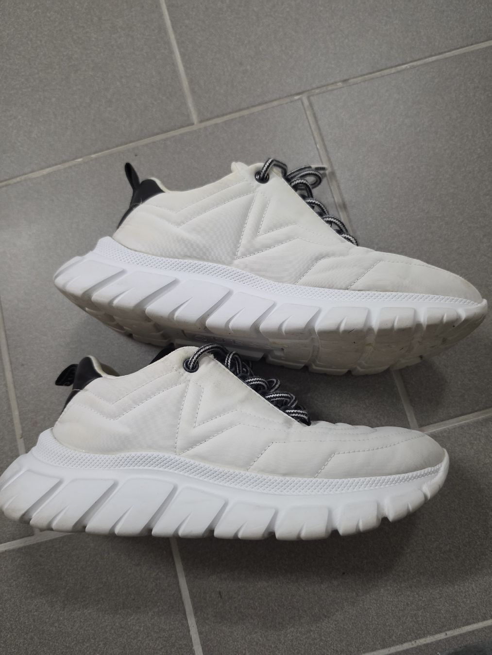 Guess Damenschuhe: Guess Sneakers Gr. 38 – Gebraucht aus Würenlos von Nigginiggi 1