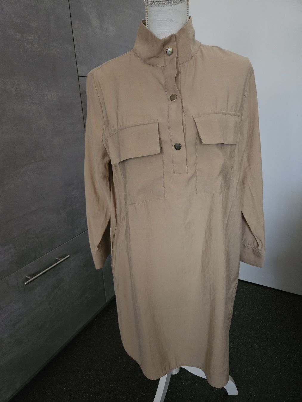 Zara Kleider: ZARA Kleid beige Grösse M neuwertig – Neu (gemäss Beschreibung) aus Anwil von tamoos