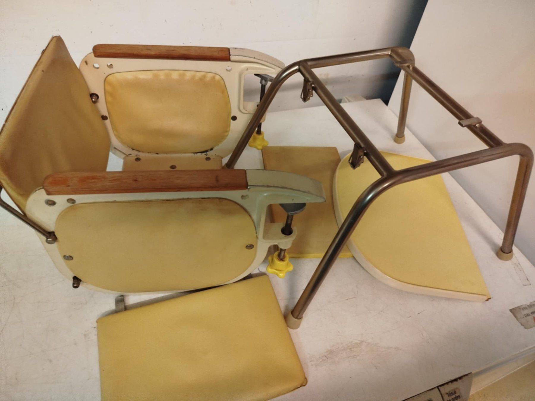 Sedie: Ancienne chaise  pour enfants. – Usato da La Chaux-de-Fonds venduto da Emmaus2300CDF 7